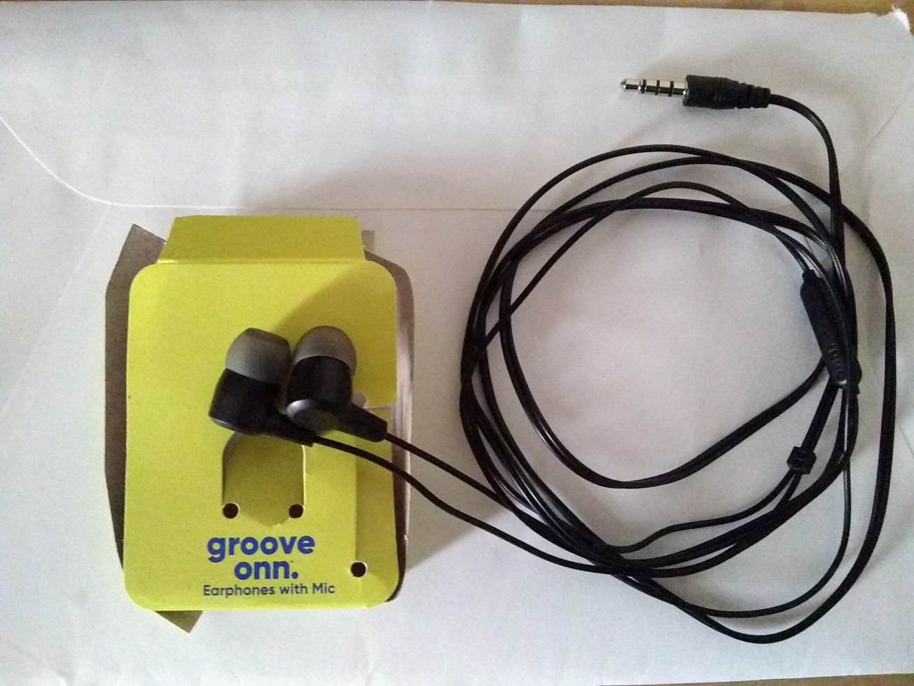 Groove Onn earphones with built-in mic from WalMart